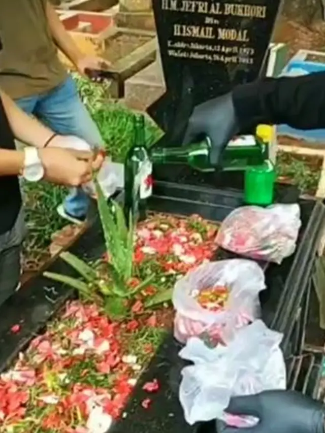5 Momen Abidzar Al Ghifari Ziarah ke Makam Ustaz Jefri di Hari Ulang Tahunnya