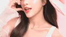Eca menata rambutnya dengan gaya lurus dan sedikit soft waves di bagian ujung, memberikan kesan elegan namun tetap simple.   [@elsaajapasal].
