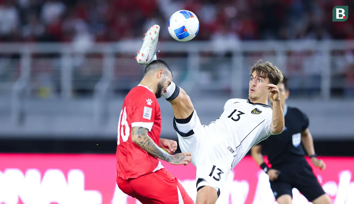 <p>Pemain Timnas Indonesia,&nbsp;Mauro Zijlstra, berebut bola dengan pemain Timnas Lebanon,&nbsp;Hussein Sharafeddine, dalam laga FIFA Matchday 2025 di Stadion Gelora Bung Tomo, Surabaya, Senin (8/9/2025). (Bola.com/Abdul Aziz)</p>