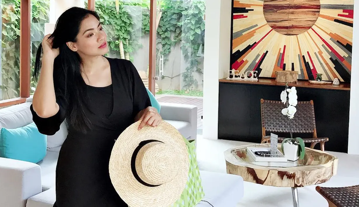 Saat sedang berlibur, pemain film Mendadak Dangdut ini tetap tampil memukau. Menggunakan dress berwarna hitam, gaya casual Titi Kamal terlihat manis dan stylish. (Liputan6.com/IG/@titi_kamall)