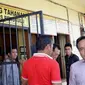 Aparat temukan pil penetralisir urine di Lapas Bentiring (Liputan6.com / Yuliardi Hardjo Putro)