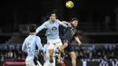 Real Madrid mendominasi penguasaan bola sejak awal babak kedua. Tampak dalam foto, gelandang Celta Vigo asal Spanyol, Miguel Roman dan gelandang Real Madrid asal Spanyol, Thiago Pitarch, bersaing untuk mendapatkan bola atas pada pertandingan pekan ke-27 La Liga 2025/2026 di Estadio Abanca-Balaidos pada Jumat 6 Maret 2026 waktu setempat atau Sabtu 7 Maret 2026 dini hari WIB. (Miguel RIOPA/AFP)