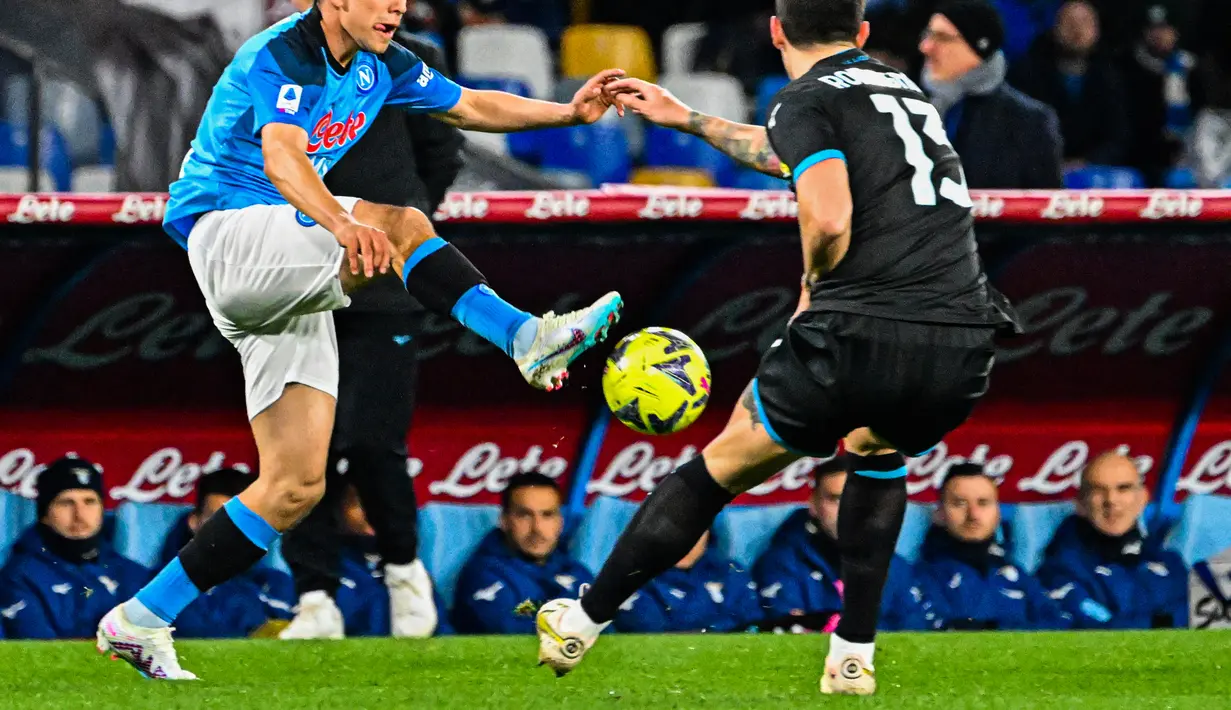 Penyerang Napoli Hirving Lozano (kiri) menantang bek Lazio Alessio Romagnoli pada giornata ke-25 Liga Italia di Stadion Diego Armando Maradona, Sabtu (4/3/2023) dini hari WIB. Hasil tersebut juga menjadi kekalahan kedua Napoli di Liga Italia 2022-2023. (Photo by Alberto PIZZOLI / AFP)