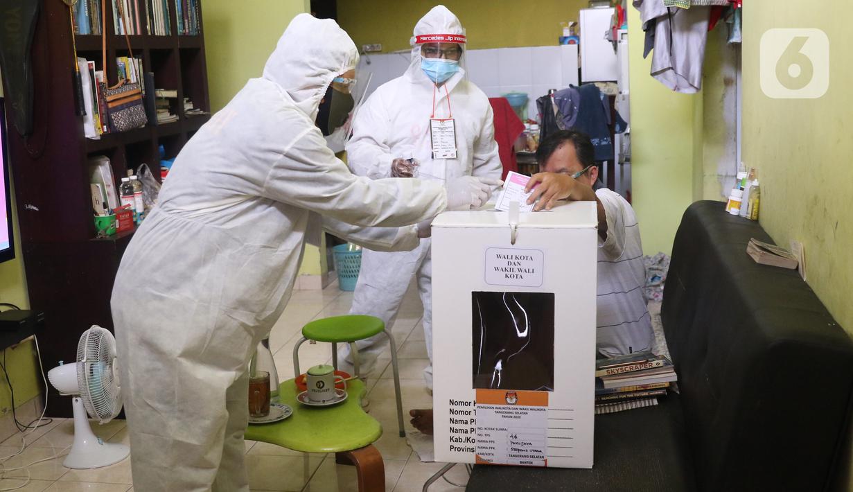 FOTO: Dengan APD Lengkap, Petugas Pilkada 2020 Datangi ...