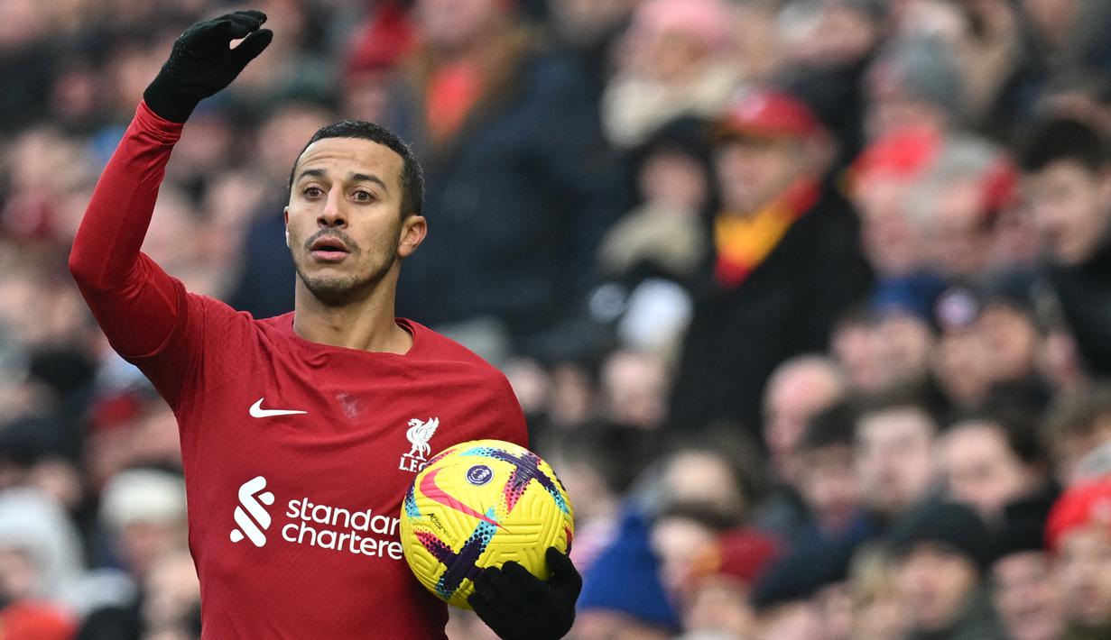 Gelandang Liverpool, Thiago Alcantara bersiap melakukan lemparan ke dalam saat menghadapi Chelsea pada laga Liga Inggris 2022/2023 di Anfield Stadium, Liverpool (21/1/2023). Thiago Alcantara didatangkan Liverpool dari Bayern Munchen pada awal musim 2020/2021 dengan nilai transfer 22 juta euro. Masih menyisakan kontrak selama semusim, hingga kini ia telah tampil dalam 97 laga di semua ajang dengan torehan 3 gol dan 6 assist. (AFP/Paul Ellis)