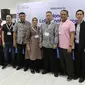 Direktur Emtek Group Yuslinda Nasution (tengah) berfoto bersama dalam Indonesia Long Range Conference (IDLoRaCon) 2019 di Function Hall Emtek City, Jakarta, Rabu (14/8/2019). IDLoRaCon digelar kedua kalinya untuk mediskusikan bagaimana mengembangkan IoT di Indonesia. (Liputan6.com/Herman Zakharia)