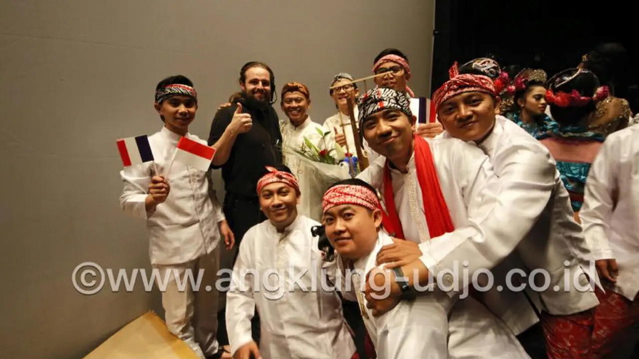 Grup Angklung Bandung Was-was Manggung di Paris PascaTeror
