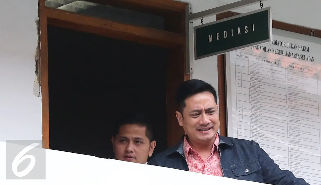 Ivan Fadillah keluar dari Ruang Mediasi di PN Jaksel, Selasa (8/3/2016). Mediasi harta gana-gini dengan Venna Melinda tak menghasilkan kesepakatan dan akan dilanjutkan Jumat (11/3/2016). (Liputan6.com/Herman Zakharia)