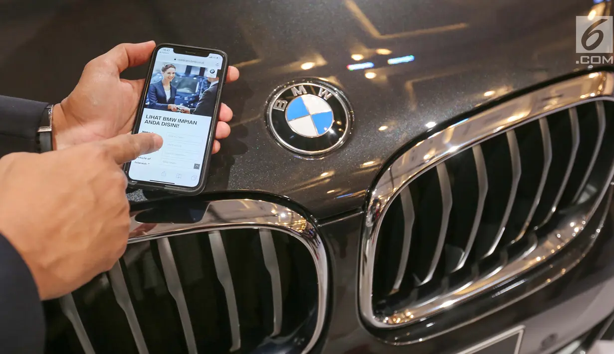 Model menunjukkan layanan BMW Premium Selection (BPS) pada pameran GIIAS 2019, di ICE BSD, Tangerang, Jumat (19/7/2019). BPS menampilkan fitur bagi pemilik dan calon pemilik kendaraan melalui layanan digital listing https://usedcars.bmw.co.id/buy-used-cars. (Liputan6.com/Fery Pradolo)