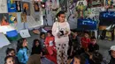 Sekitar 61 persen menderita gangguan stres pasca-trauma (PTSD), 38 persen menderita depresi, dan 41 persen menderita kecemasan. Tampak dalam foto, anak-anak pengungsi Palestina mengikuti sesi konseling psikologis di sebuah studio seni yang menggunakan hewan peliharaan dan burung di daerah Al-Zawaida, Jalur Gaza Tengah, pada Selasa 21 April 2026. (Eyad Baba/AFP)