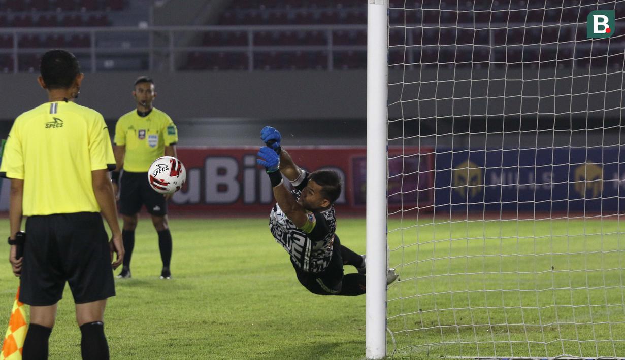 Perolehan itu masih lebih unggul dari Andritany yang hanya mampu menepis tiga tembakan pemain PSM Makassar. (Foto: Bola.com/Ikhwan Yanuar)