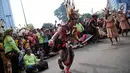 Atraksi budaya dayak meramaikan Car Free Day (CFD) di kawasan Sudirman, Jakarta, Minggu (29/10). Kegiatan dengan nama Gelar Pesona Budaya Tabalong itu digelar untuk menunjukkan karya seni tradisional Tabalong. (Liputan6.com/Faizal Fanani)