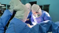 Tim dokter melakukan operasi transplantasi paru-paru ganda pada seorang pasien penderita Virus Corona di Hangzhou, Provinsi Zhejiang, China timur, pada 1 Maret 2020. (Xinhua/Rumah Sakit Afiliasi Pertama Fakultas Kedokteran Universitas Zhejiang)