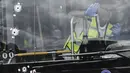 Polisi Israel memeriksa lokasi serangan penembakan yang dilakukan oleh dua pria bersenjata di sebuah halte bus di Yerusalem, Senin 8 September 2025. (AP Photo/Mahmoud Illean)