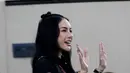 Terdakwa kasus pemerasan dan Tindak Pidana Pencucian Uang (TPPU), Nikita Mirzani sesaat sebelum mengikuti sidang pembacaan putusan di Pengadilan Negeri Jakarta Selatan, Selasa (28/10/2025). (Kapanlagi.com/Budy Santoso)