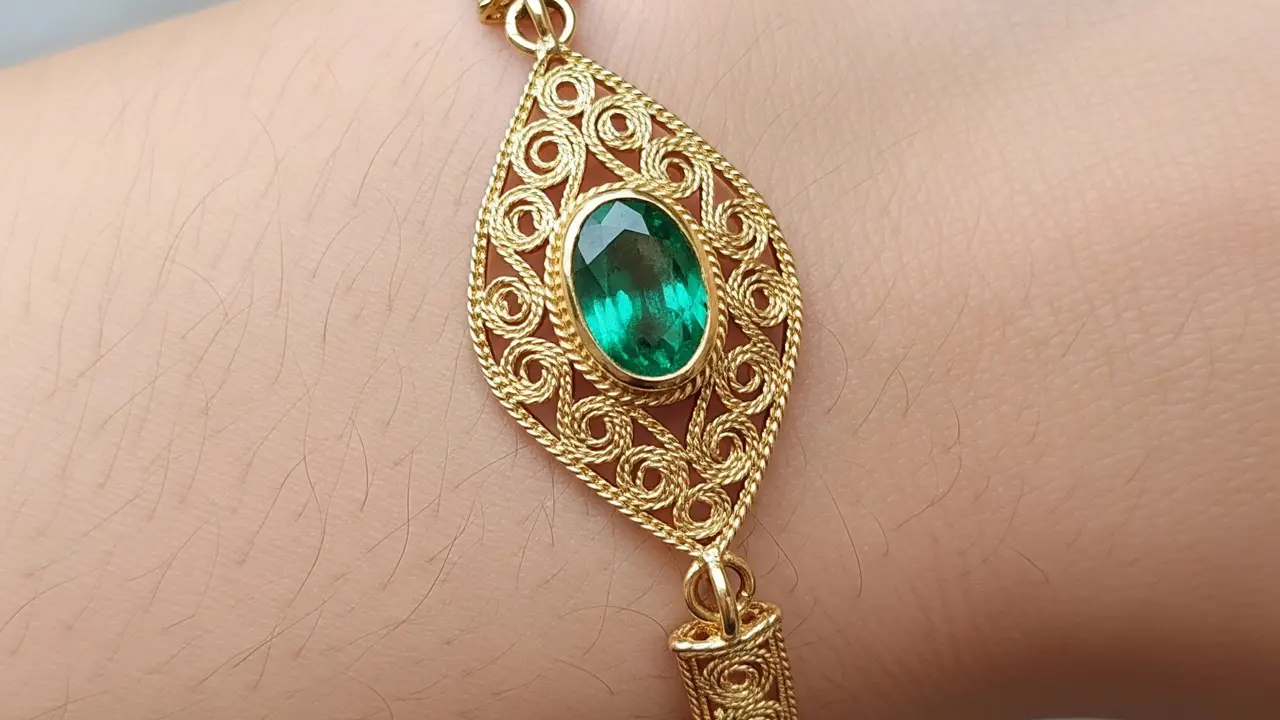 9 Model Gelang Emas Kombinasi Batu Zamrud Favorit Kolektor