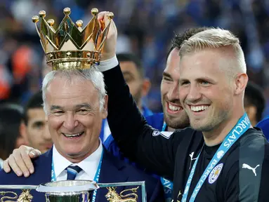 Kiper Leicester City, Kasper Schmeichel, bercanda dengan memasang mahkota trofi Liga Inggris di kepala Claudio Ranieri di Stadion King Power, Leicester, Sabtu (7/5/2016). (AFP/Adrian Dennis)