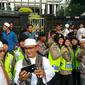 Polwan yang mengawal jalannya unjuk rasa 4 November menjadi sasaran selfie para pendemo (Liputan6.com/Nanda Perdana Putra) 