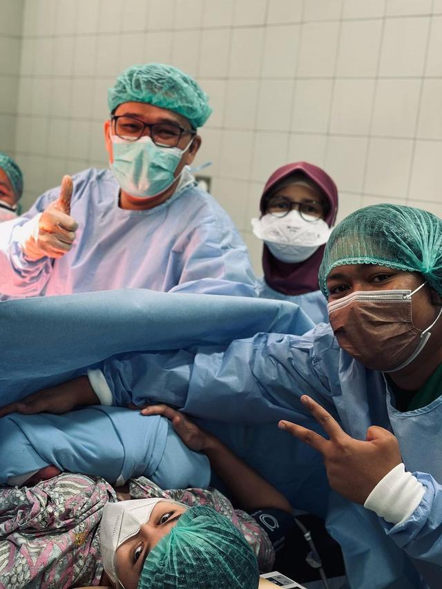 Marshel Widianto Temani sang Istri Melahirkan