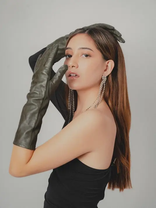 Aktris keturunan Indonesia dan Arab ini memang pintar padu padankan gaya penampilan. Seperti gaya penampilan Dannia dengan outfit serba hitam. Dandanan Dannia Salsabilla juga kian membuatnya tampak menawan, tak foto ini banjir like dan komentar dari netizen. (Liputan6.com/IG/@danniasalsabilla)