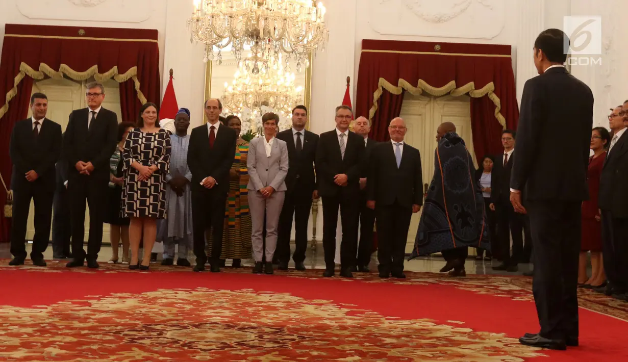 Presiden Joko Widodo atau Jokowi menerima 13 Duta Besar Luar Biasa dan Bekuasa Penuh (LBBP) negara sahabat untuk Indonesia di Istana Merdeka, Jakarta, Kamis (8/11). Jokowi menerima langsung surat kepercayaan dari para Dubes. (Liputan6.com/Angga Yuniar)
