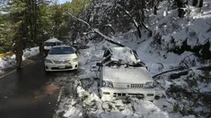 Seorang tentara berdiri dekat mobil saat operasi penyelamatan wisatawan yang terjebak salju tebal di sepanjang jalan Bukit Murree, Pakistan, 9 Januari 2022. Sebanyak 22 wisatawan tewas saat sekitar 1.000 kendaraan terjebak salju tebal di Bukit Murree. (Aamir QURESHI/AFP)