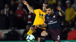 Bek Arsenal, Sokratis Papastathopoulos berebut bola dengan pemain Wolverhampton Wanderers, Jonny Otto pada laga lanjutan Liga Inggris 2018-2019 di Stadion Molineux, Rabu (24/4). Arsenal harus tumbang dengan skor 1-3 kala bertandang ke markas Wolverhampton Wanderers. (AP Photo/Rui Vieira)