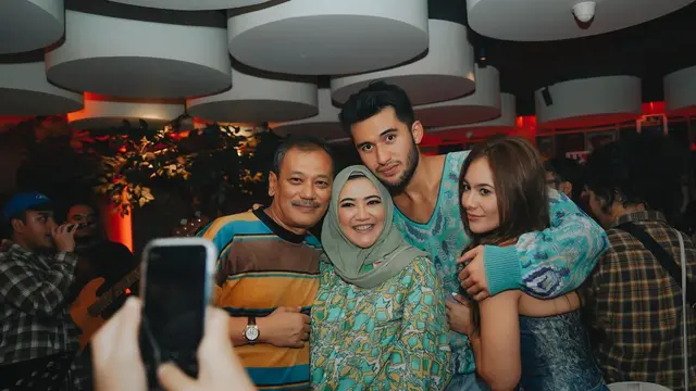 6 Potret Ibunda Sabda Ahessa Kekasih Wulan Guritno, Gayanya Sosialita