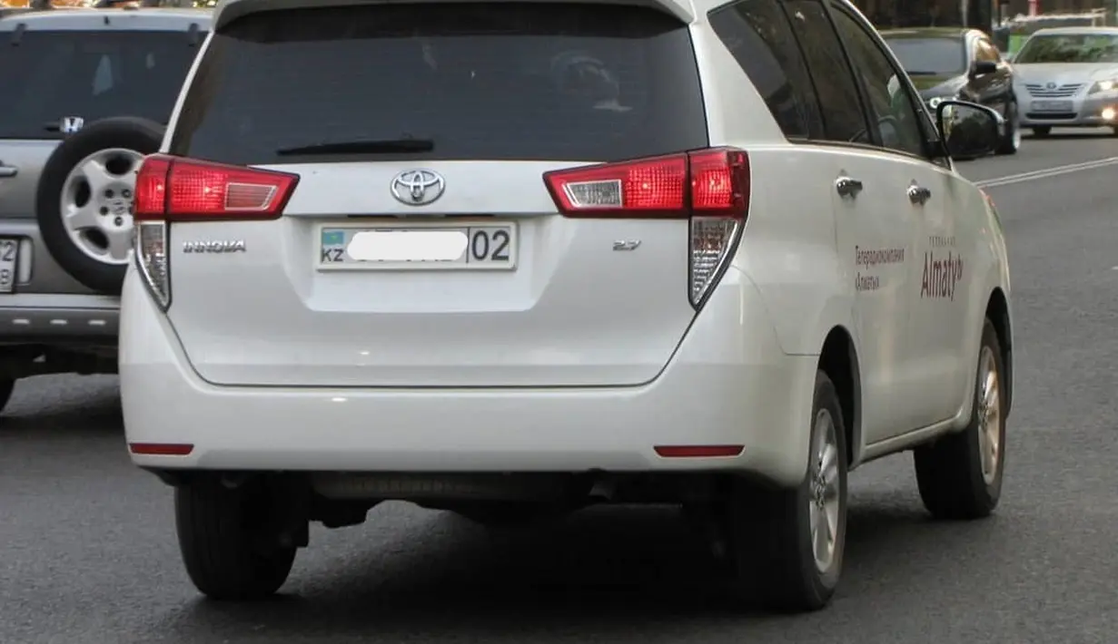 Toyota Innova bermesin 2.700cc di UAE dengan plat Kazakhstan. (Source: Instagram/@toyotainnovaintheworld)