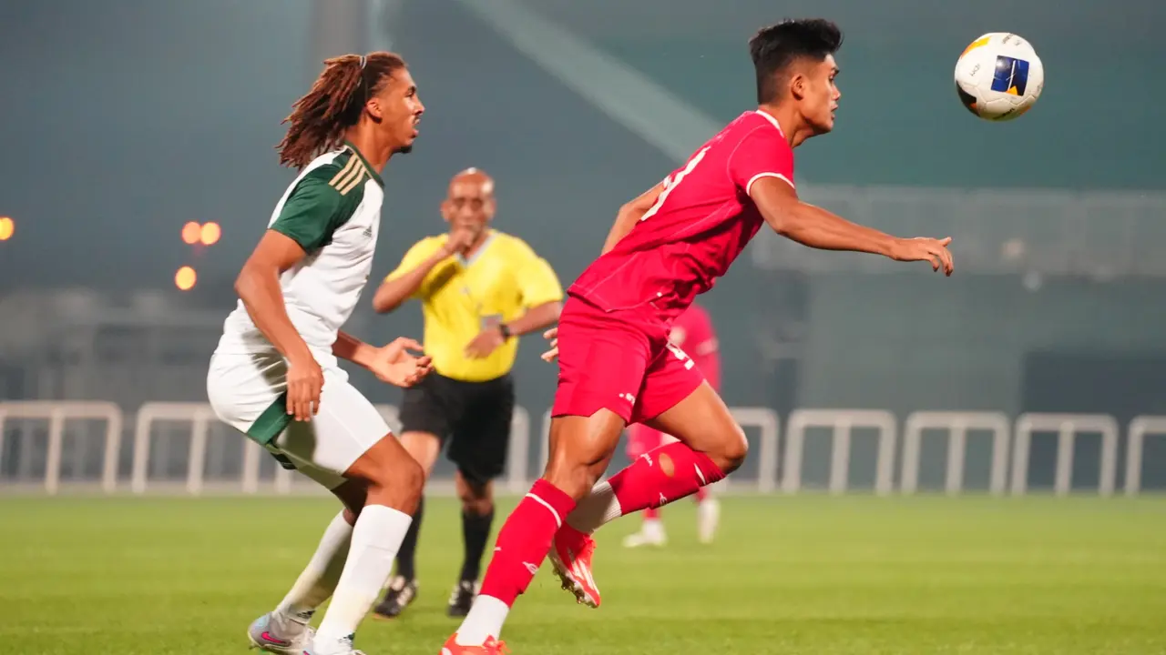 Penyerang Timnas Indonesia U-23, Ramadhan Sananta, ketika beruji coba dengan Timnas Arab Saudi U-23.