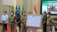 Wali Kota Tangerang, Arief R. Wismansyah, melakukan Penandatangan Pakta Integritas yang dilakukan oleh seluruh Kepala Daerah di Provinsi Banten, bersama dengan Kepala Kejaksaan Tinggi Banten, Jumat (24/6/2022)(Liputan6.com/Pramita Tristiawati)