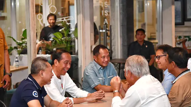 Presiden Jokowi dan para pembantunya menikmati malam dengan mengunjungi sebuah kafe di Kabupaten Lampung Tengah pada Kamis malam (11/7/2024). (Merdeka.com/Muhammad Genantan Saputra)