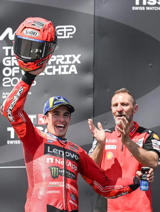 Kemenangan ini membuat Marquez mengamankan posisi puncak klasemen pembalap MotoGP 2025 dengan 381 poin.  (Michal Cizek/AFP)