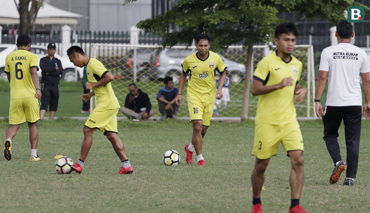 Pemain Mitra Kukar melakukan latihan jelang laga Liga 1 di Lapangan ABC, Senayan, Jakarta, Sabtu (08/12). Mitra Kukar akan berhadapan dengan Persija Jakarta. (Bola.com/M Iqbal Ichsan)