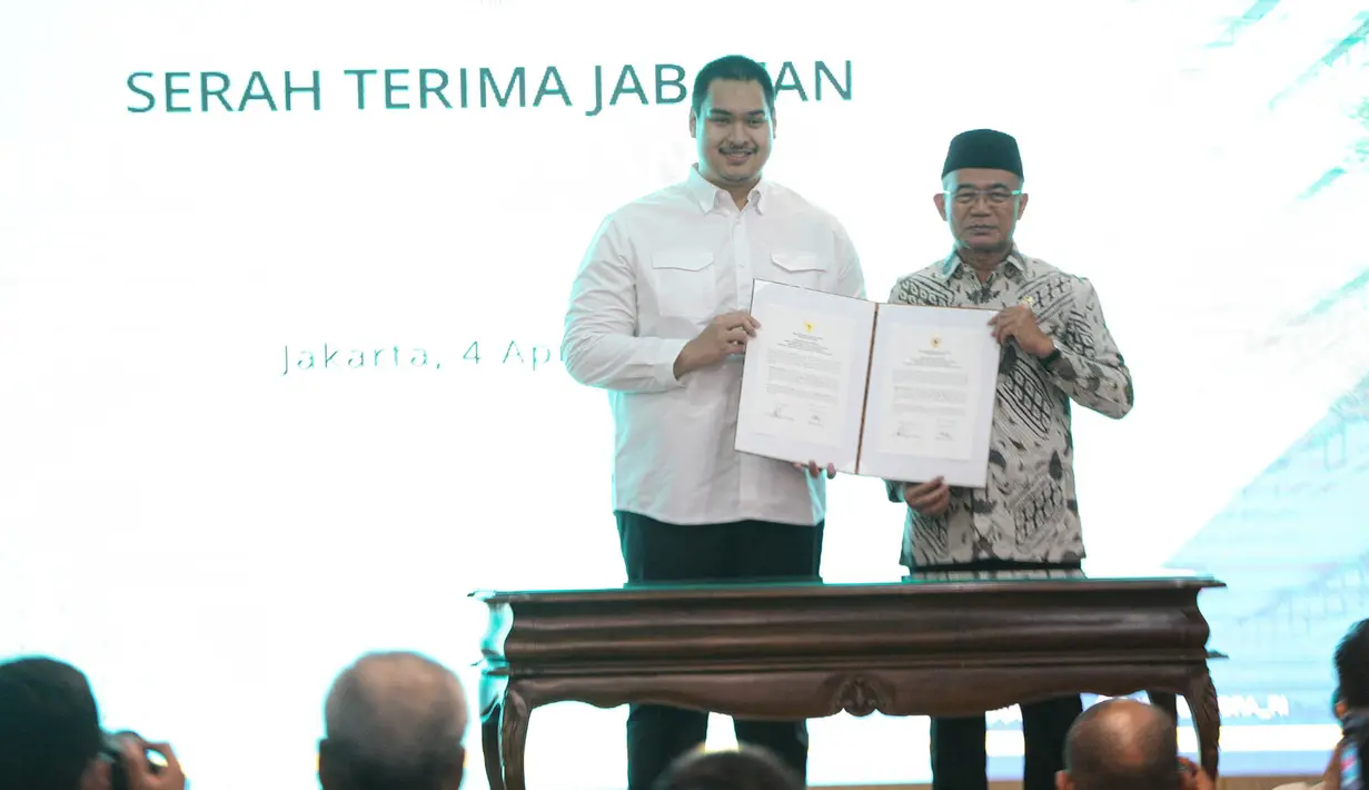 Menteri Pemuda dan Olahraga (Menpora) saat serah terima jabatan dengan Menteri Pemuda dan Olahraga definitif, Menko PMK Muhadjir Effendy di Auditorium Wisma Kemenpora, Senayan, Jakarta, pada Selasa (4/4/2023) siang WIB. (Liputan6.com/Faizal Fanani)
