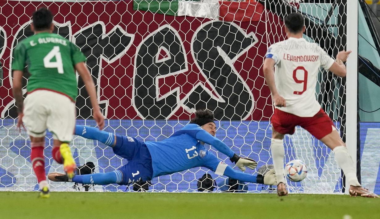 Eksekusi yang diambil langsung oleh Robert Leawandowski gagal berbuah gol usai tendangannya masih mampu ditepis kiper Guillermo Ochoa. Hingga laga usai skor 0-0 tatap bertahan. (AP/Themba Hadebe)