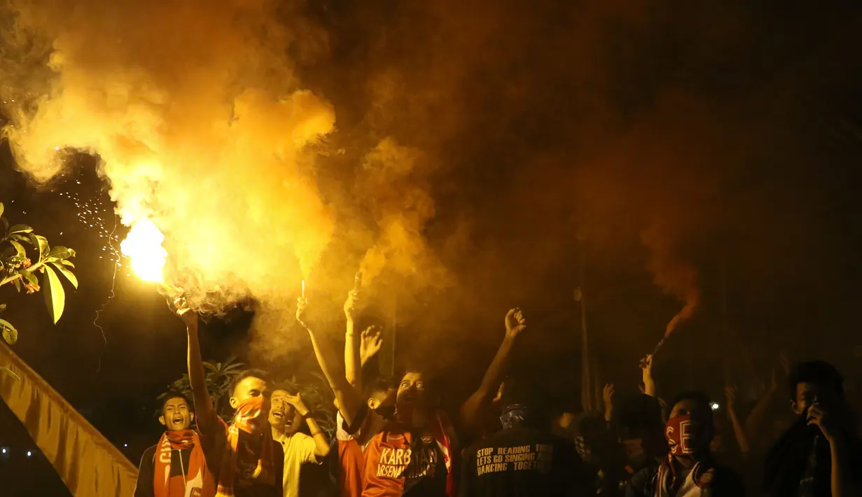 Bola.com kembali mengadakan acara nonton bareng Liga Premier Inggris. Bekerja sama dengan Arsenal Indonesia Supporters (AIS) Regional Bogor, acara nonton bareng ini diselenggarakan di Gumati Cafe, Bogor. Sabtu (29/8/2015). (Bola.com/Arief Bagus)