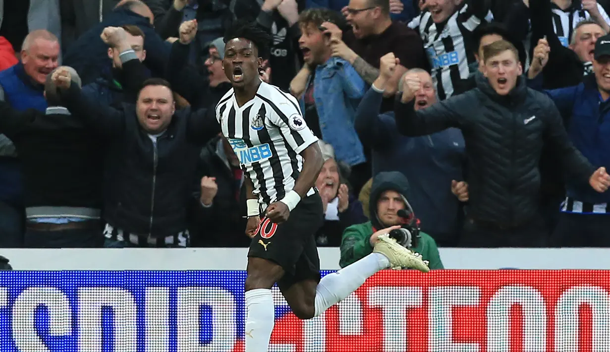 Gelandang Newcastle United asal Ghana Christian Atsu berselebrasi setelah mencetak gol ke gawang Liverpool pada pertandingan Liga Premier Inggris di St James 'Park, Inggris pada 4 Mei 2019. Atsu yang pernah membela Chelsea, Malaga, Porto, dan Newcastle dilaporkan selamat meski sempat tertimbun reruntuhan akibat gempa Turki. (AFP/Lindsey Parnaby)