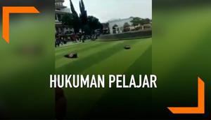 Diduga berbuat asusila, dua pelajar dipermalukan di alun-alun Kota Cianjur. Mereka diminta bergulingan hingga jadi pusat perhatian warga.