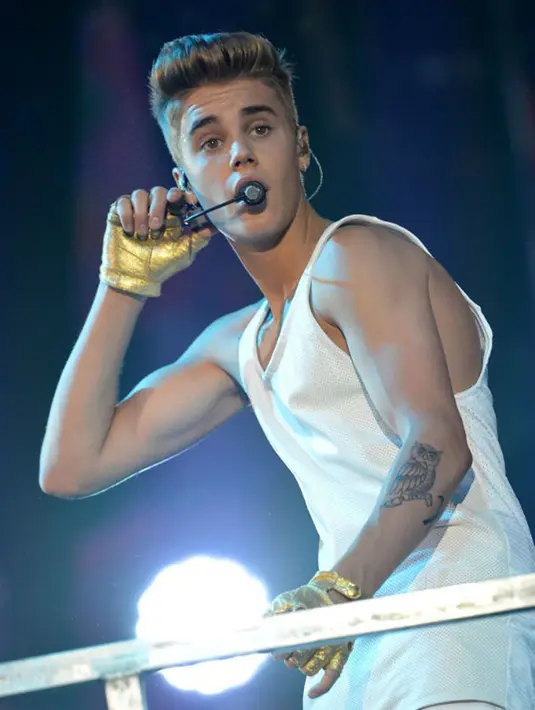 Bang Bang menjelaskan makna dari tato di tubuh Justin. Ternyata di tato itu terdapat gambar dua orang malaikat dan dua iblis di bagian bawah. Menurut sang seniman, harus ada keseimbangan di setiap karyanya. (AFP/Miguel Medina)