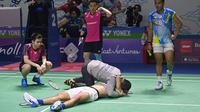 Pelatih ganda putra Malaysia Rexy Mainaky memeluk ganda putra Indonesia Yeremia Rambitan (tengah) yang terbaring karena cedera saat perempat final dengan rekannya Pramudya Kusumawardana melawan pasangan Malaysia Aaron Chia/Soh Wooi Yik di Istora Senayan, Jakarta, Jumat (17/6/2022). (ADEK BERRY / AFP)