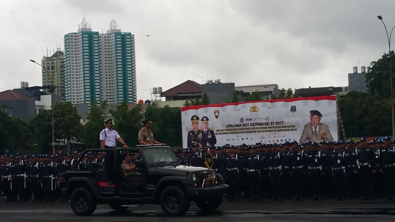 Kepala Badan Pemeliharaan Keamanan (Kabaharkam) Polri Komjen Moechgiyarto pimpin upacara peringatan HUT Satpam ke-37. (Liputan6.com/Nanda Putra Perdana)