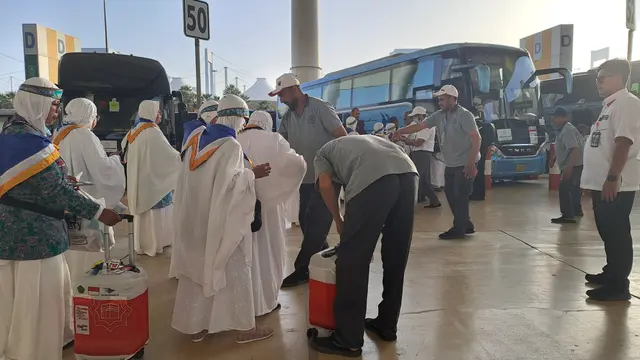 Jemaah haji Indonesia mengantre menaiki bus untuk diantar menuju pemondokan di Makkah.
