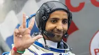 Hazza Al Mansouri, astronaut Uni Emirat Arab, sebelum ujian praktek preflight terakhirnya dengan tiruan pesawat ruang angkasa Soyuz di Pusat Pelatihan Angkasa Luar Rusia di Star City, di luar Moskow. (Foto AP)