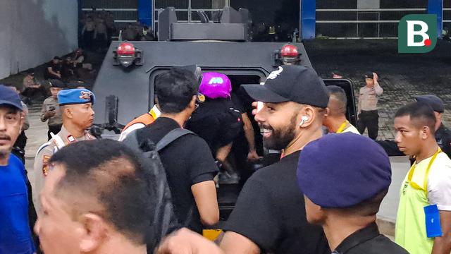 Foto: Pemain Madura United Pulang Naik Rantis, Bus Sempat Dilempari Telur oleh Oknum Suporter Borneo FC saat Kedatangan