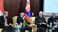 Wakil Presiden Ma&rsquo;ruf Amin menyampaikan langkah Indonesia dalam menjaga kerukunan dan moderasi agama pada acara Dialog Lintas Agama di Grand Hotel River Park, Bratislava-Slovakia, Senin (27/11/2023) (Istimewa)