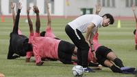 Manajer pelatih Timnas Indonesia, Shin Tae-yong, saat latihan Timnas U-19 di Stadion Wibawa Mukti, Senin (13/1/2020). Pria asal Korsel ini menjadi supervisi untuk Timnas Indonesia senior, U-22, U-20, dan U-16. (Bola.com/M Iqbal Ichsan)