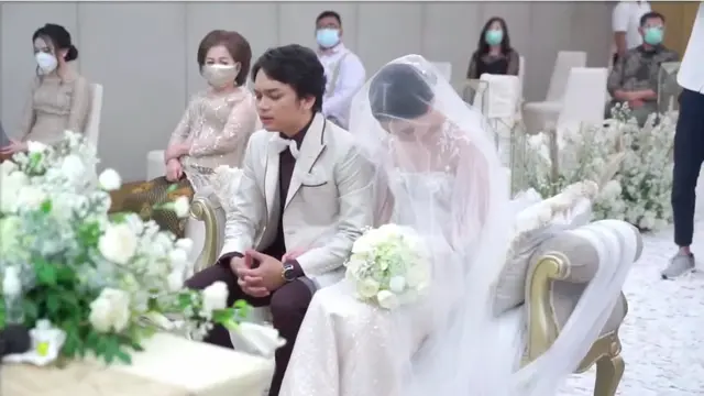 Momen Pemberkatan Pernikahan Calvin Jeremy dan Novia Santoso. (Sumber: YouTube/Calvin Jeremy)