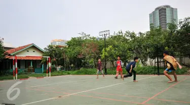 Bocah bermain di Ruang Publik Terpadu Ramah Anak (RPTRA) Jalan H Baung III RT 5/2 Pasar Minggu Jakarta, Senin (14/12). Akibat terkendala nota kesepahaman dengan perusahaan penyumbang CSR membuat pembangunan RPTRA itu terhambat. (Liputan6.com/Yoppy Renato)