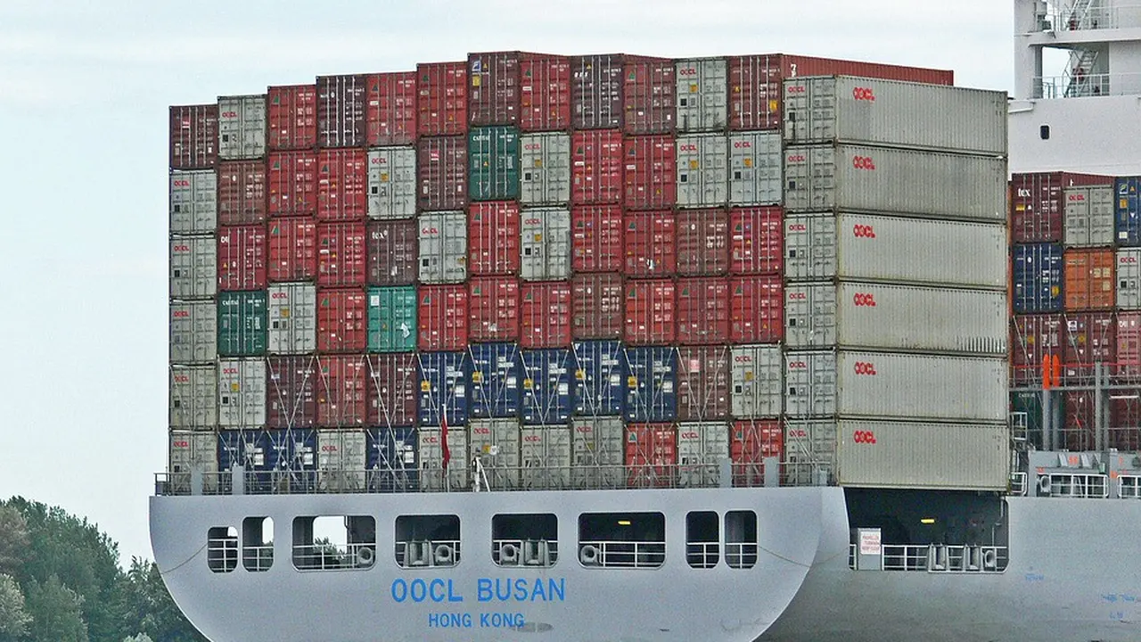 Kapal Kargo Cina di Hamburg. (hpgruesen/Pixabay)